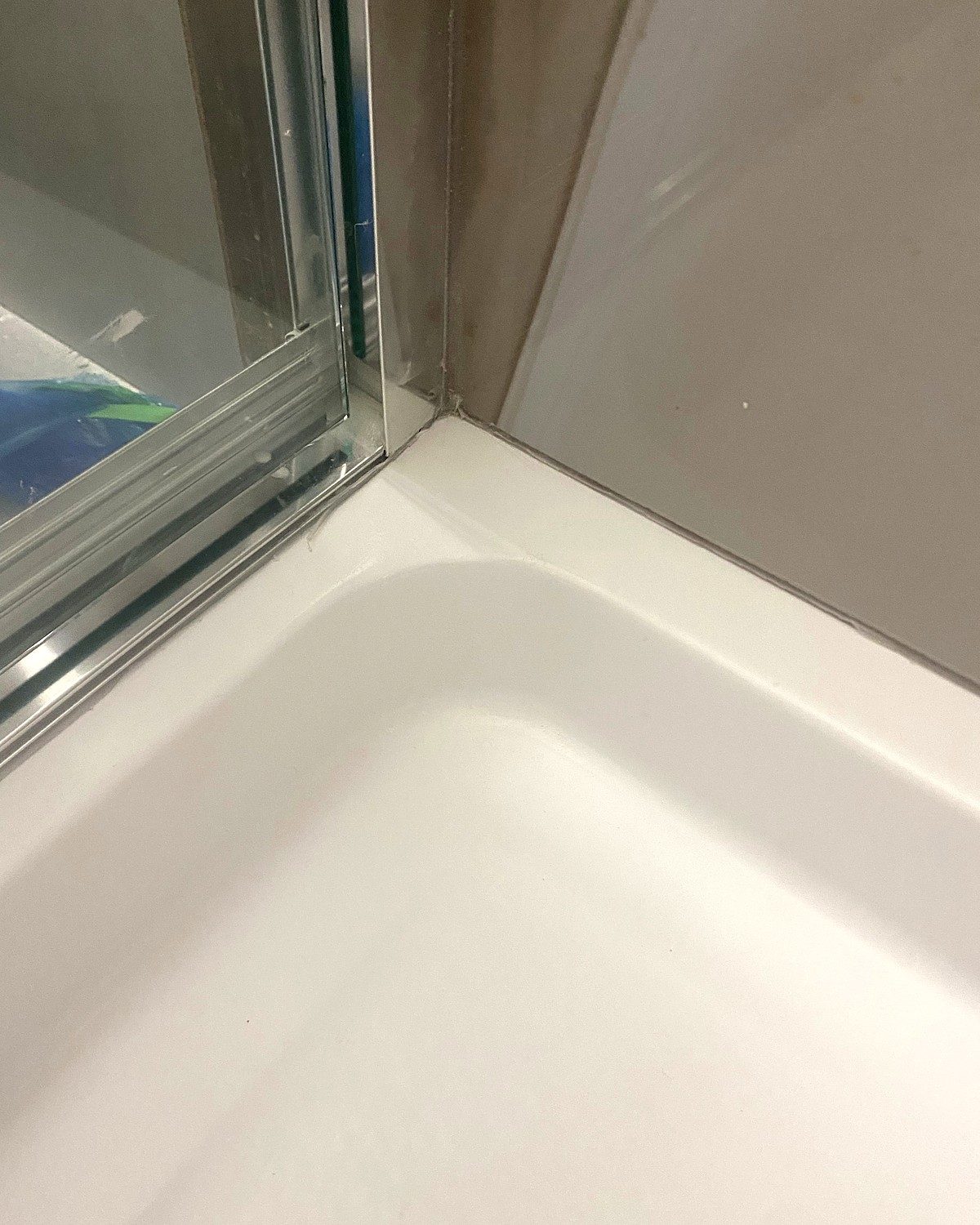 After: bathtub with an impact chip repaired